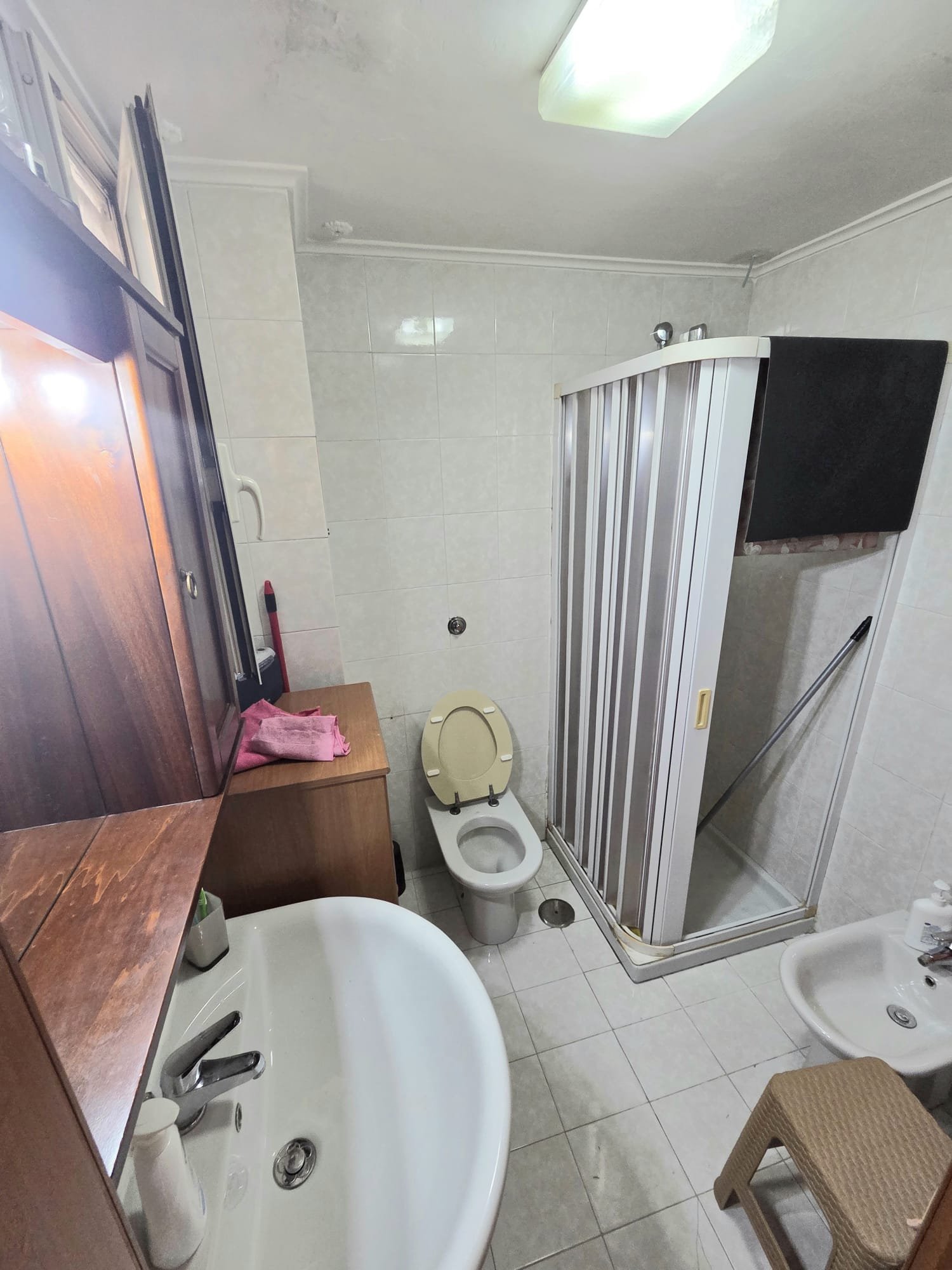 Bagno con doccia, WC e lavandino