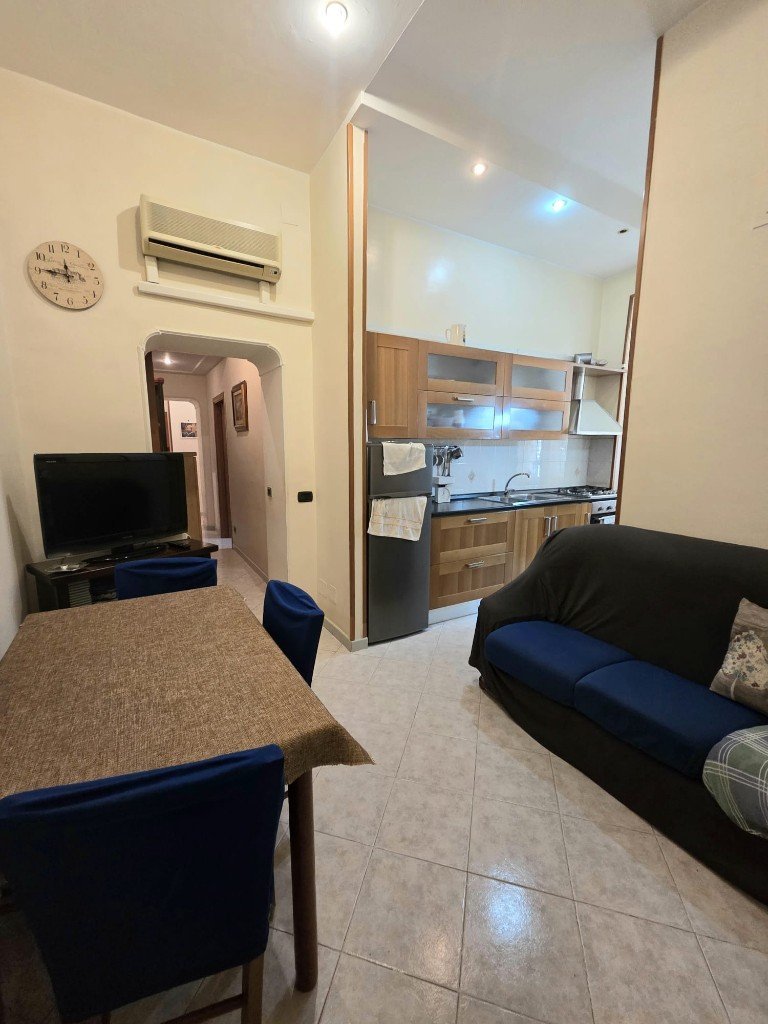 Zona giorno con cucina, TV e aria condizionata