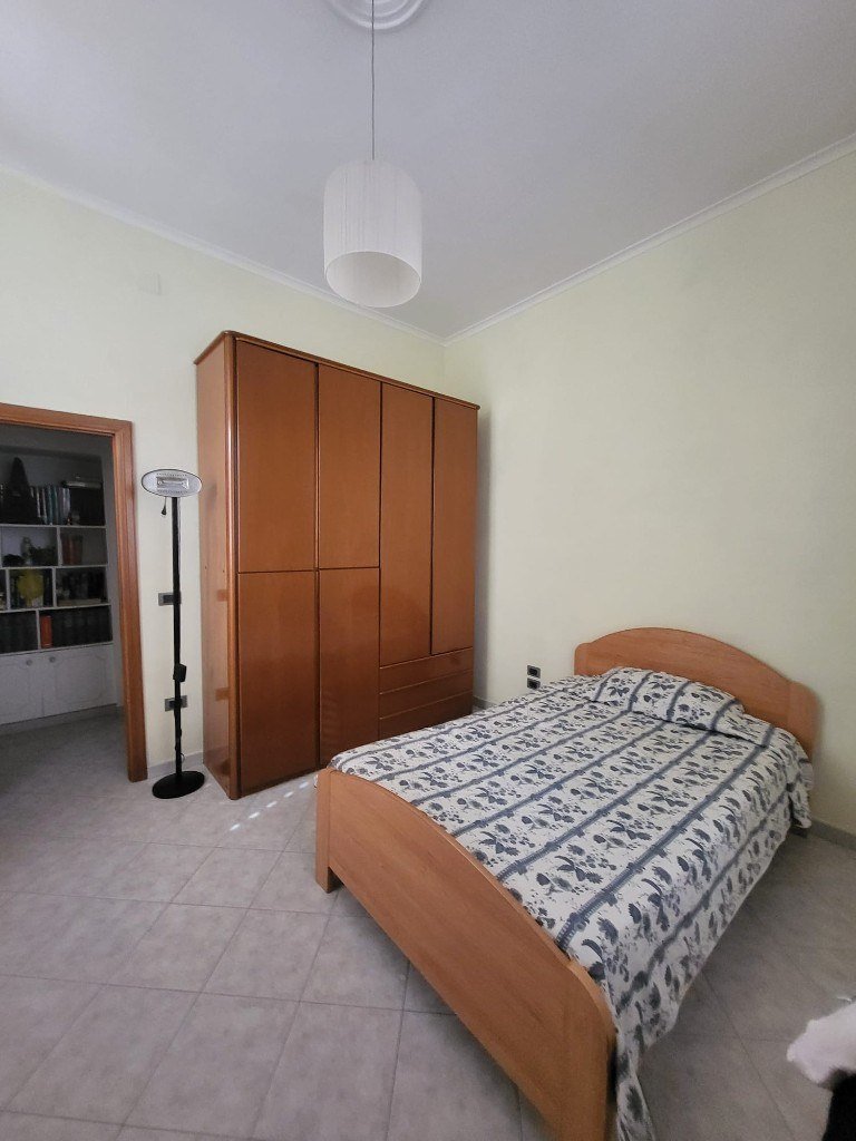 Stanza standard con letto, armadio e ingresso